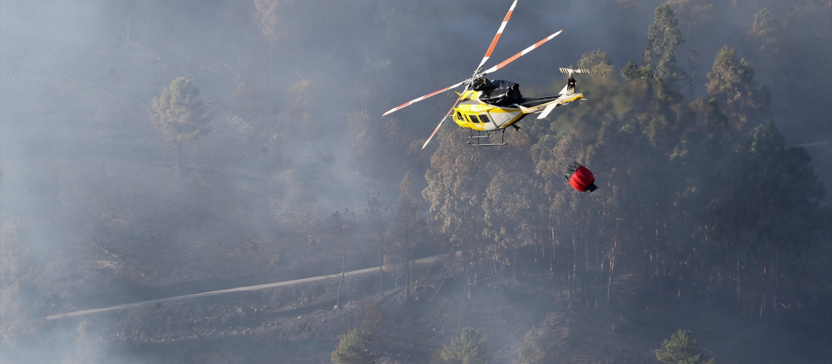 Un helicóptero colabora en las labores de extinción de un incendio forestal, a 16 de septiembre de 2026, en Quiroga, Lugo, Galicia (España). El fuego, que ha arrasado ya 250 hectáreas, se inició a las 15.30 horas del pasado martes 15 de septiembre en la montaña de Quiroga, en la parroquia de Pacios da Serra, con una rápida expansión por el efecto del viento durante la jornada.

Carlos Castro / Europa Press
16 SEPTIEMBRE 2026;FUEGO;INCENDIO;BOMBEROS;FORESTALES;BRIGADISTAS;HELICÓPTERO
16/9/2026