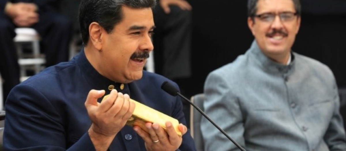 El dictador venezolano, Nicolás Maduro, sostiene un lingote de oro en una foto de archivo