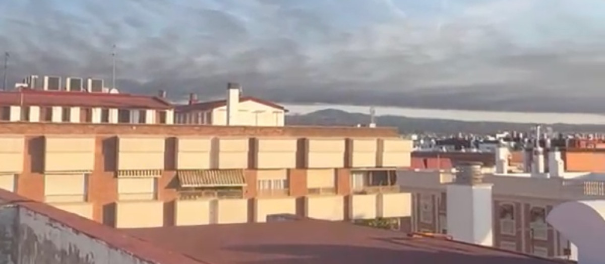 Columna de humo del incendio en la carretera de Guadalcázar