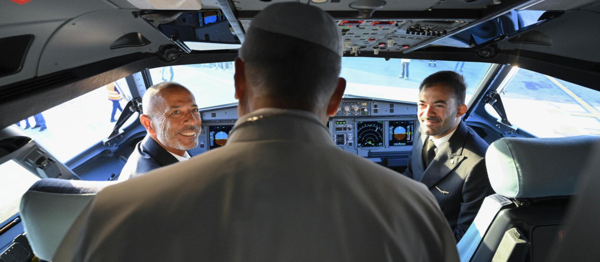El Santo Padre saluda a los pilotos que le llevarían hasta París
