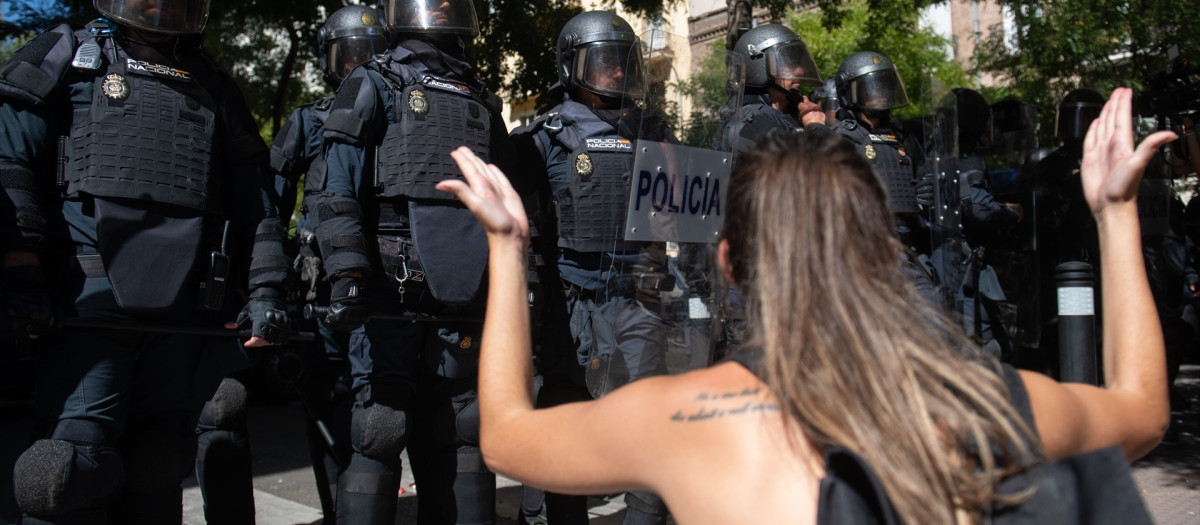 Agentes de la Policía Nacional hacen un cordón policial, a 23 de septiembre de 2026, en Madrid