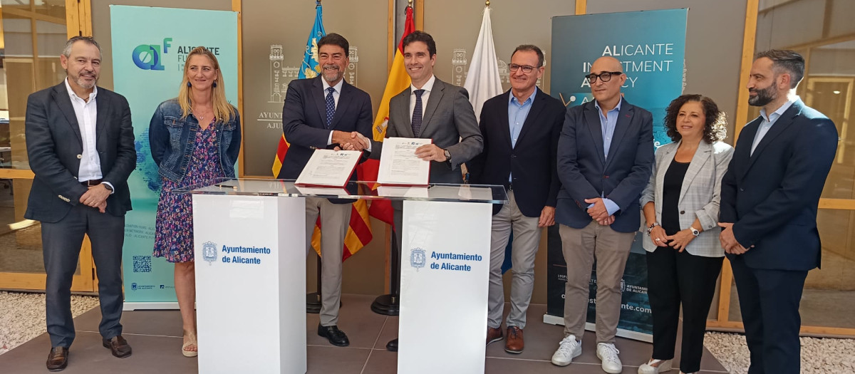 Barcala y el presidente de TA, Mariano Torres, en la firma del convenio de los Premios Alfil