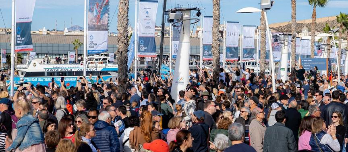 Imagen del Muelle de Levante lleno de gente por las regatas