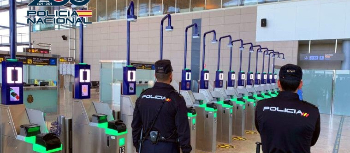 Imagen de unos agentes de la Policía Nacional en el aeropuerto de Alicante