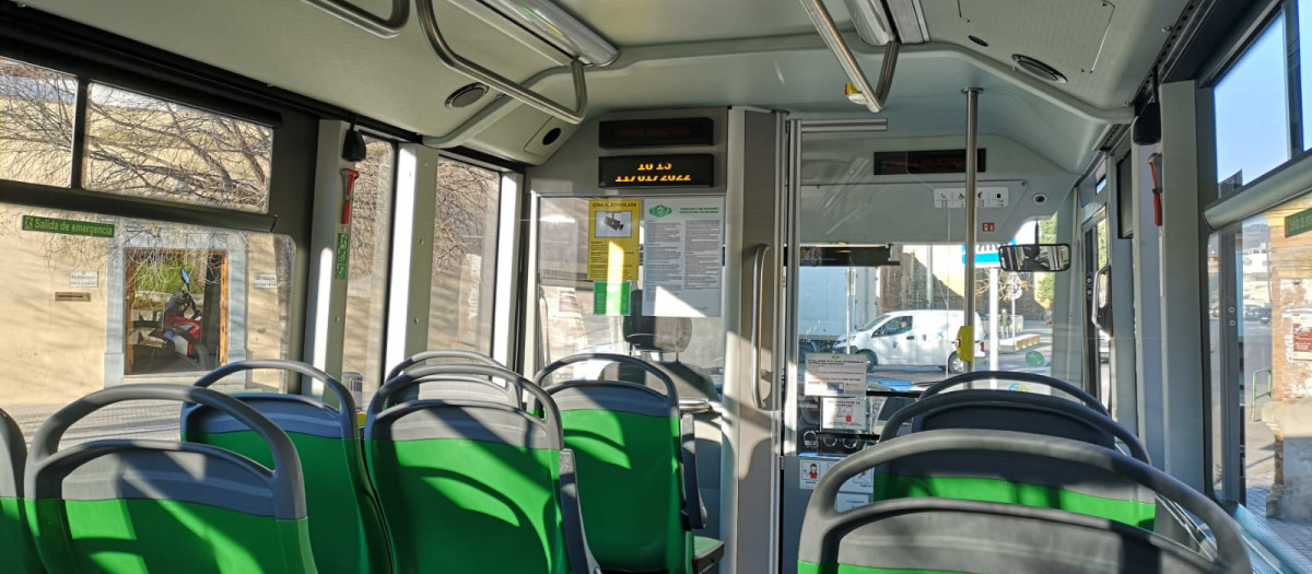 Interior de un microbús de Aucorsa