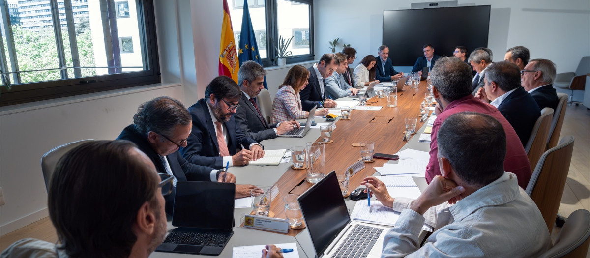 Reunión de las patronales de transportistas y de distribución con el ministro de Economía, Comercio y Empresa, Carlos Cuerpo

REMITIDA / HANDOUT por MINISTERIO DE ECONOMÍA
Fotografía remitida a medios de comunicación exclusivamente para ilustrar la noticia a la que hace referencia la imagen, y citando la procedencia de la imagen en la firma
25/9/2026