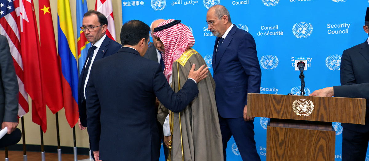 José Manuel Albares y el ministro de Exteriores saudí, Faisal bin Farhan Al Saud, el jueves en Nueva York