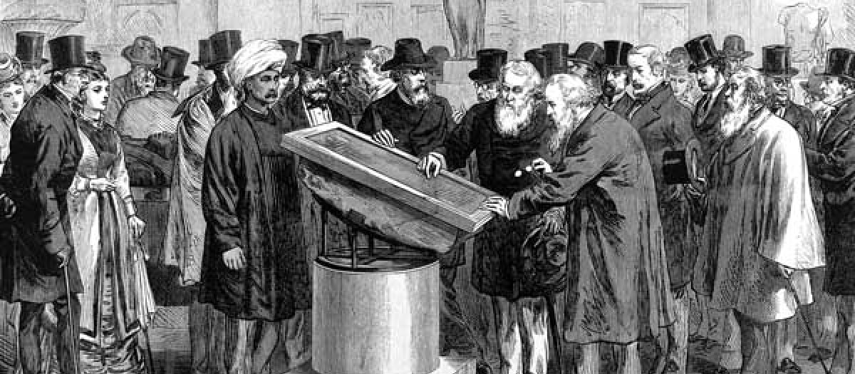 Litografía que muestra expertos inspeccionando la piedra de Rosetta durante el Segundo Congreso Internacional de Orientalistas, en 1874