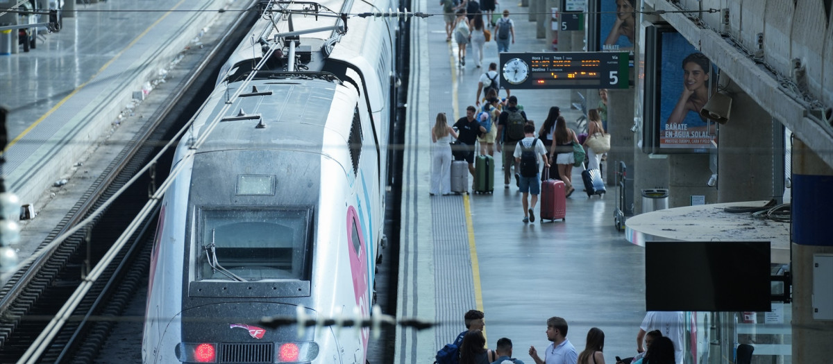 Viajeros en la estación de Santa Justa de Sevilla