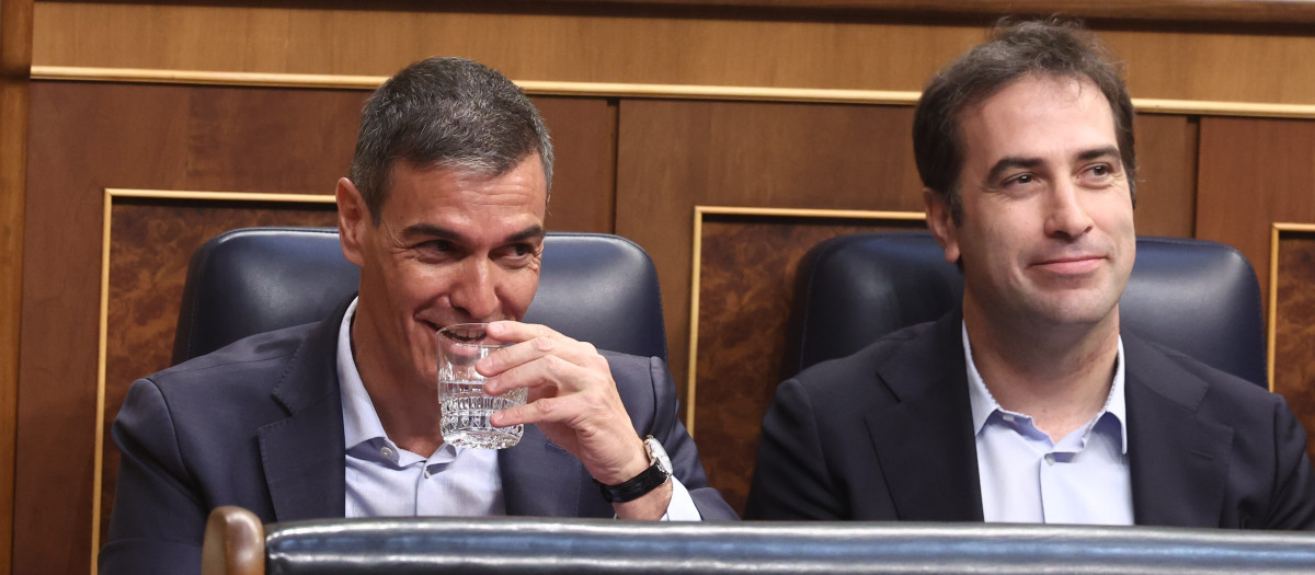 El presidente del Gobierno, Pedro Sánchez (i), y el vicepresidente primero y ministro de Economía, Comercio y Empresa, Carlos Cuerpo (d)