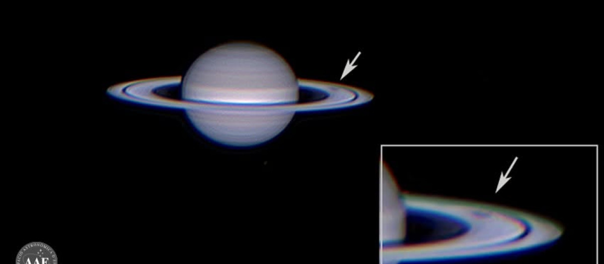 El ‘spoke’ fotografiado en los anillos de Saturno desde el Observatorio de Puig des Molins, señalado con una flecha y ampliado en la imagen.