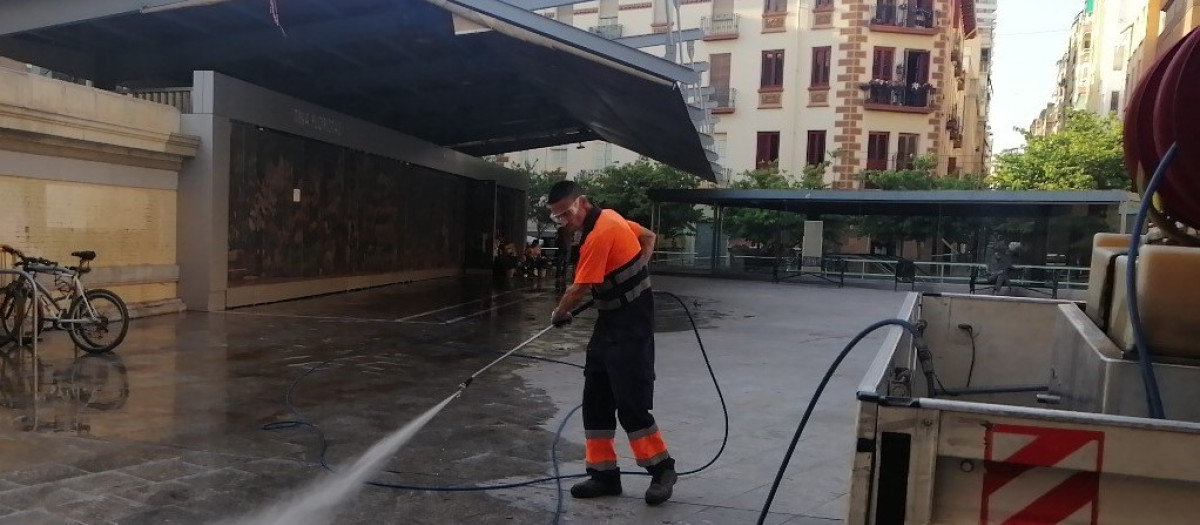 Imagen de archivo de limpieza en las calles de Alicante.