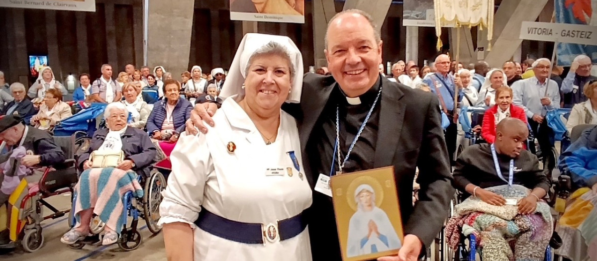 La alavesa María Jesús Pinedo junto con el obispo de Vitoria, Juan Carlos Elizalde