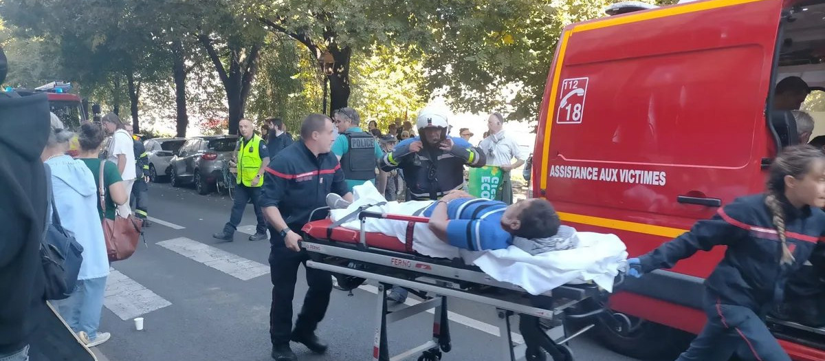 Equipos de emergencias evacúan a los heridos tras el atropello en la marcha por el clima en Clermont-Ferrand, Francia