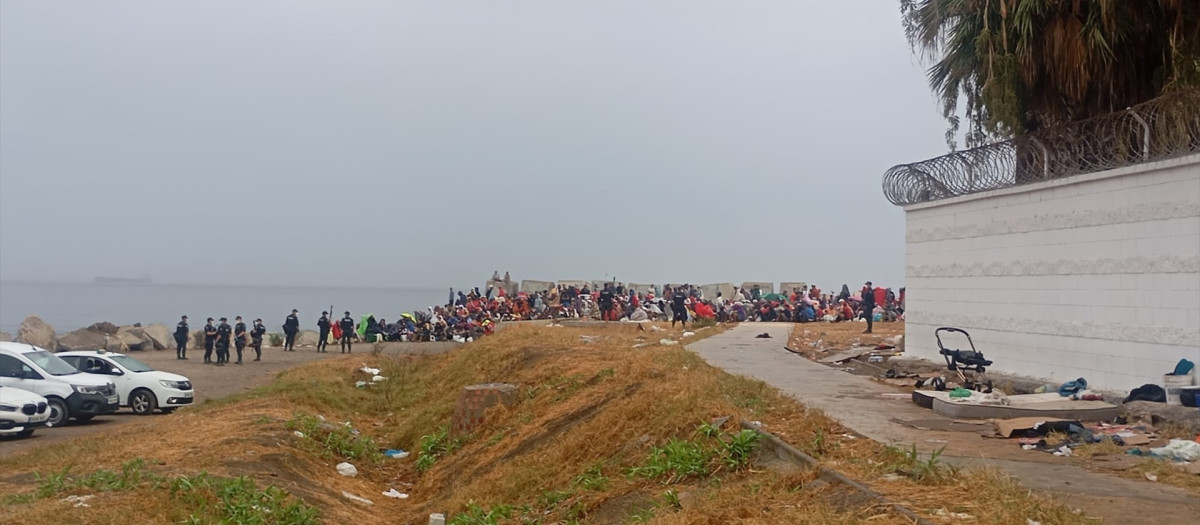 Inmigrantes aguardan en los alrededores de la playa de El Trampolín