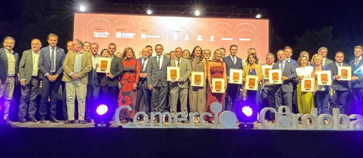 Foto de familia de los premiados en la gala