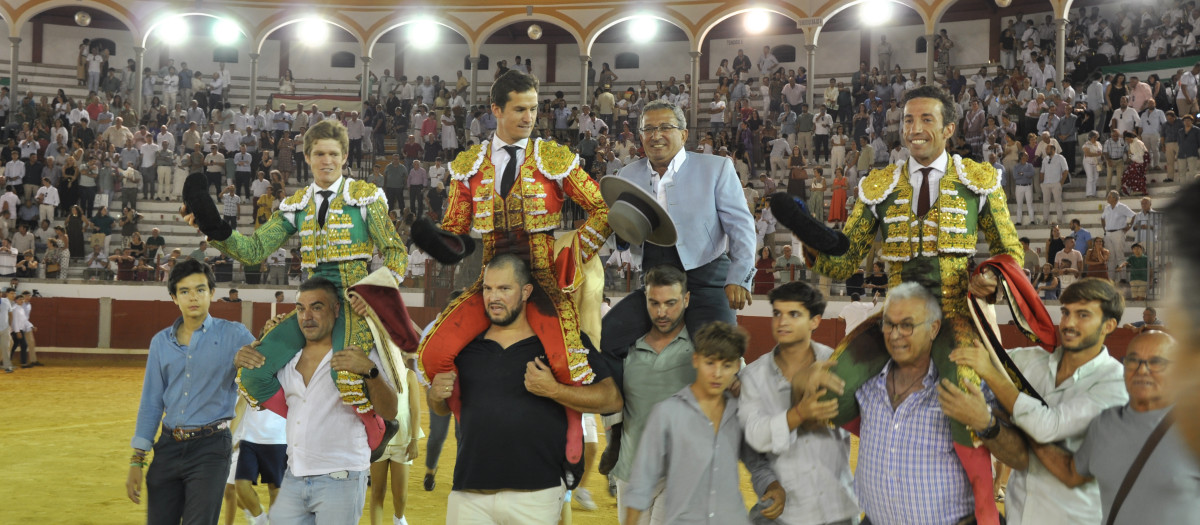 Los toreros salen por la puerta grande
