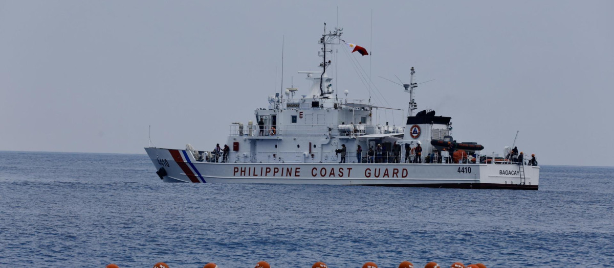 Una embarcación de la Guardia Costera Filipina en el atolón de Scarborough