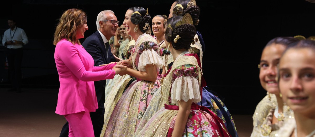 Imagen de la alcaldesa María José Catalá felicitando a las nuevas componentes de las cortes de honor de las falleras mayores de Valencia 2027.