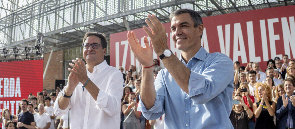 Pedro Sánchez junto a Óscar López