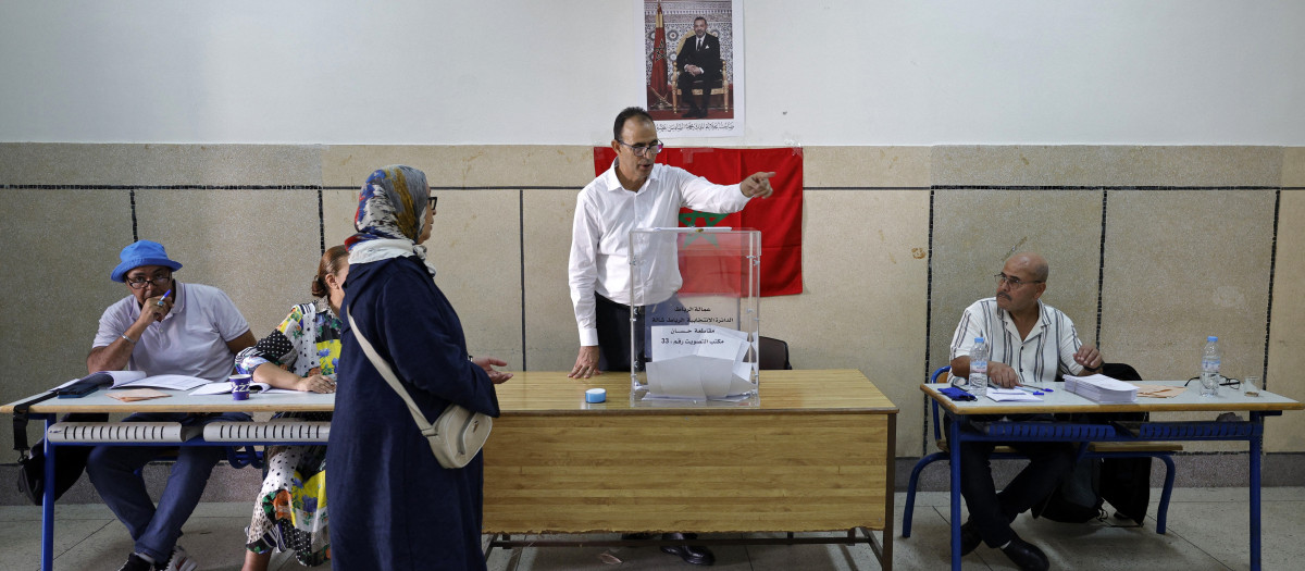 Una mesa de votación durante las elecciones legislativas de Marruecos