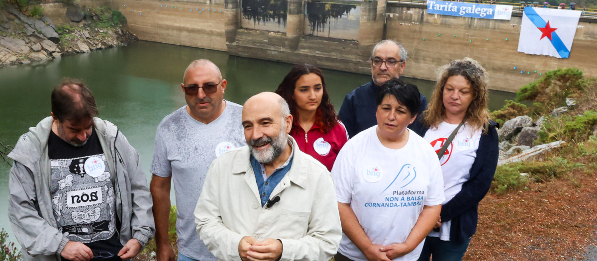 El portavoz del BNG en el Congreso, Néstor Rego (c), participa este domingo, en una acción simbólica en el embalse del Tambre en Brión (A Coruña) en contra del expolio energético bajo el lema 'Galicia produce, Madrid consume, tarifa eléctrica gallega'. EFE/ Xoán Rey