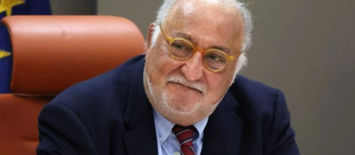 Pere Navarro tiene que hablar de la baliza V16 en todas sus declaraciones