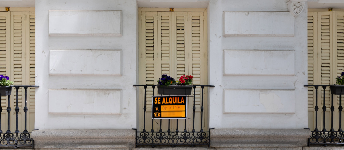 Un cartel de ‘Se alquila’ en un edificio