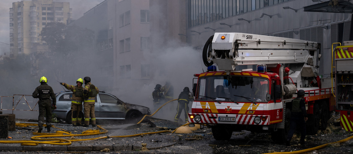 Equipos de emergencias trabajan en Kiev tras un bombardeo ruso