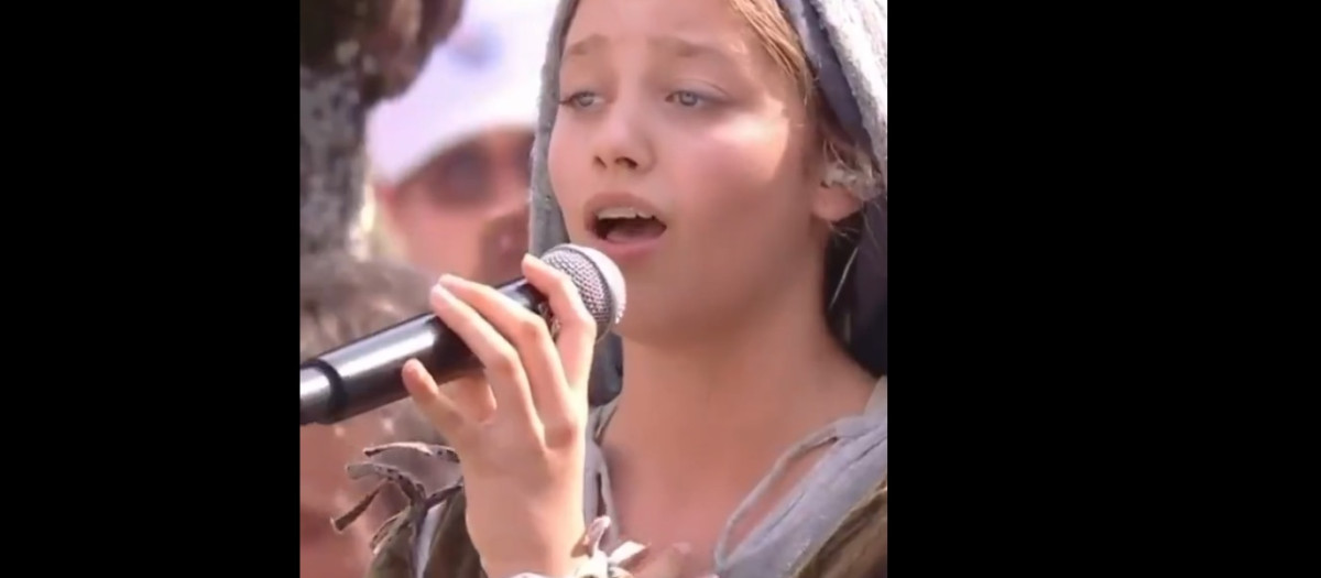 Eva Molenmaker cantan en Lourdes ante el Papa