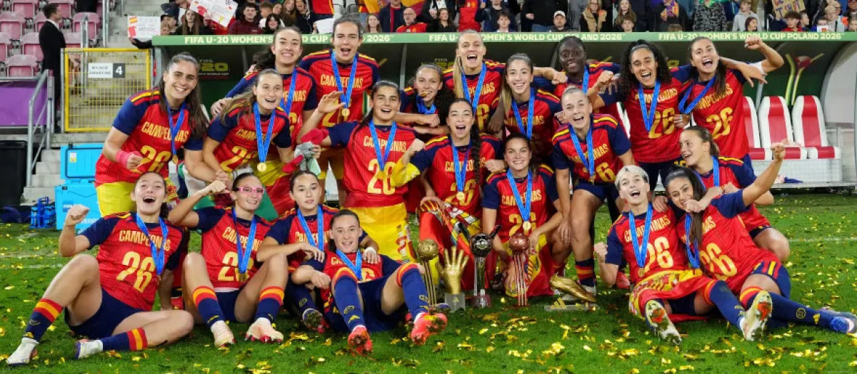 Alba Cerrato posando con sus compañeras tras la ganar la final del Mundial sub20