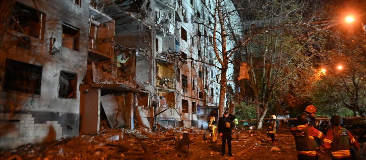 Los equipos de rescate trabajan en un edificio residencial de varias plantas, dañado tras un ataque aéreo ruso contra Járkov