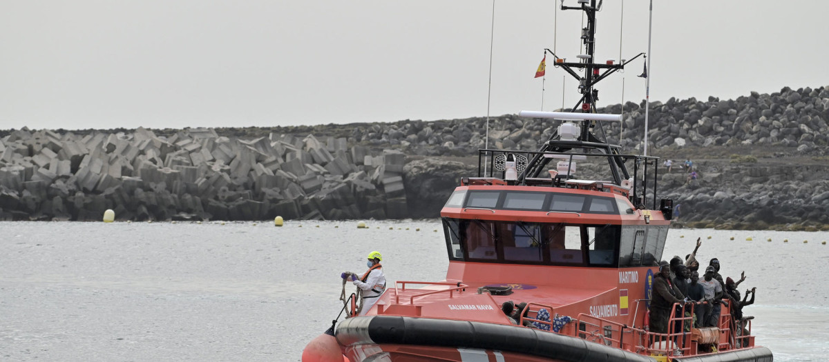 Llegada de inmigrantes rescatados en aguas cercanas a El Hierro