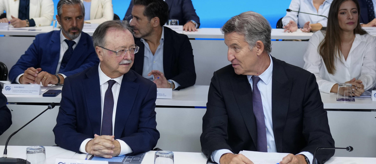 El líder del PP, Alberto Núñez Feijóo, junto al presidente de Ceuta, Juan Jesús Vivas, este lunes