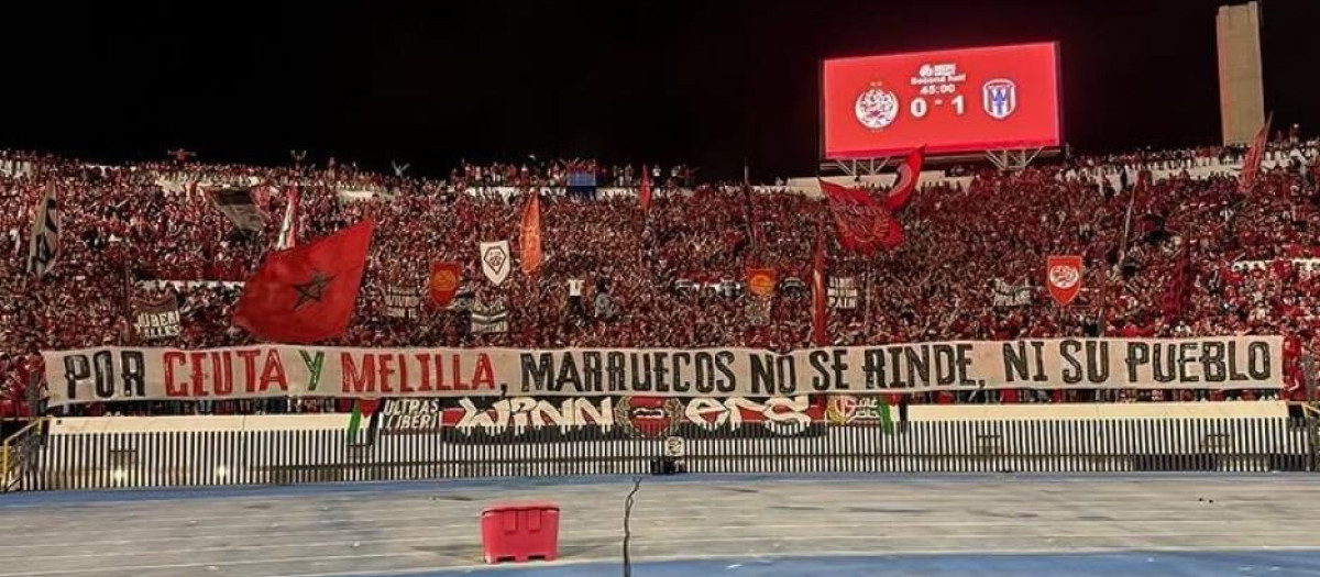 Pancarta de los Ultras Winners 2005 provocando a España