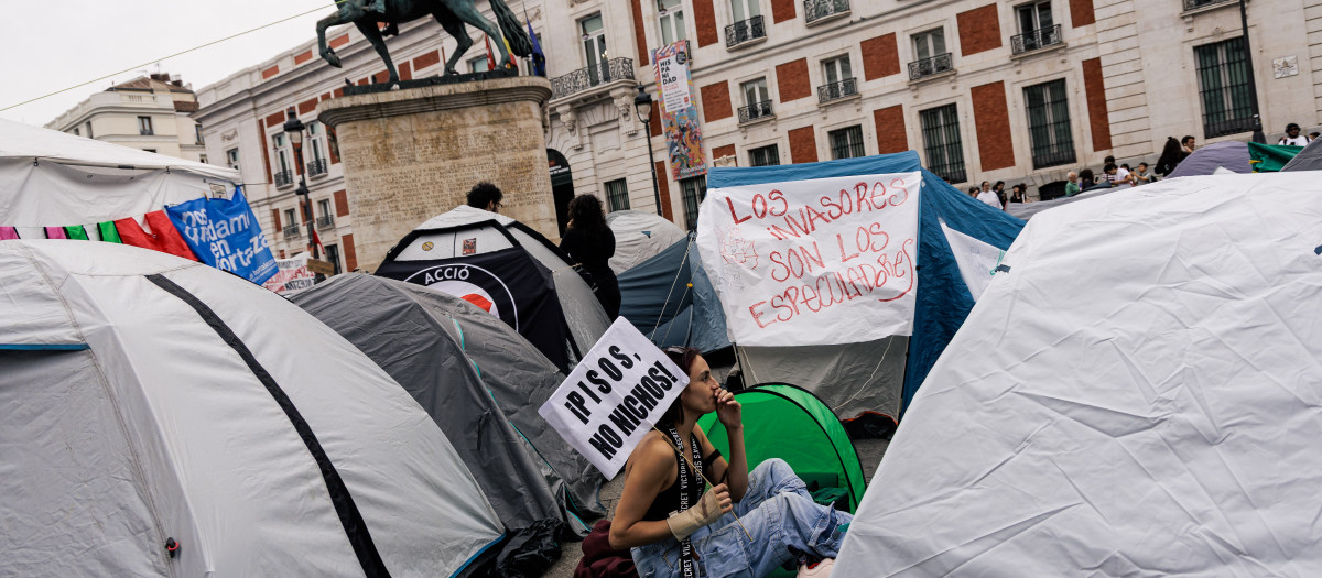 Varias personas durante la acampada en por la vivienda, en la Puerta del Sol, a 28 de septiembre de 2026, en Madrid