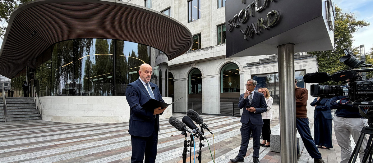 Laurence Taylor, comisionado de la unidad antiterrorista del New Scotland Yard, brinda declaraciones en Londres