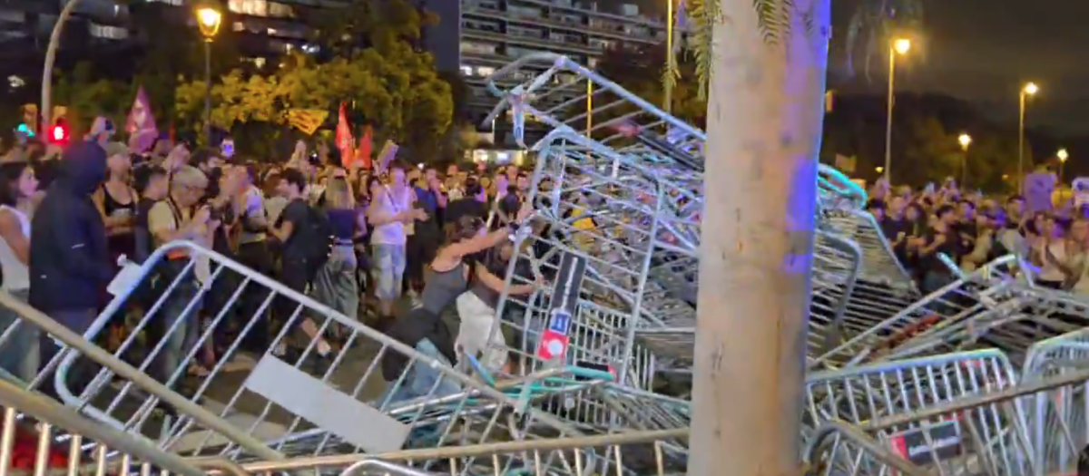Uno de los tensos momentos vividos en la manifestación de Barcelona