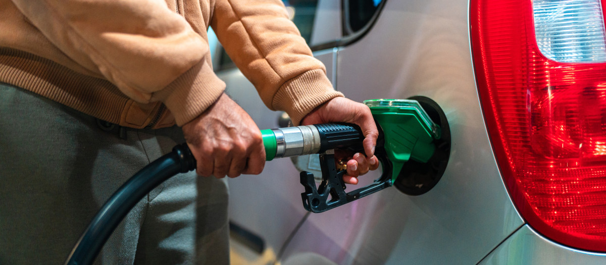 Un señor repostando en una gasolinera