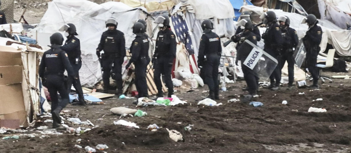 La Policía inicia este martes el desalojo migrantes en la playa de Benítez de Ceuta