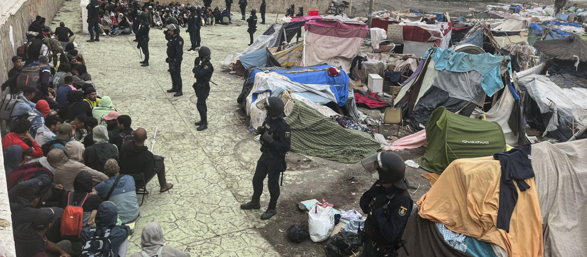 La Policía inicia este martes el desalojo migrantes en la playa de Benítez de Ceuta