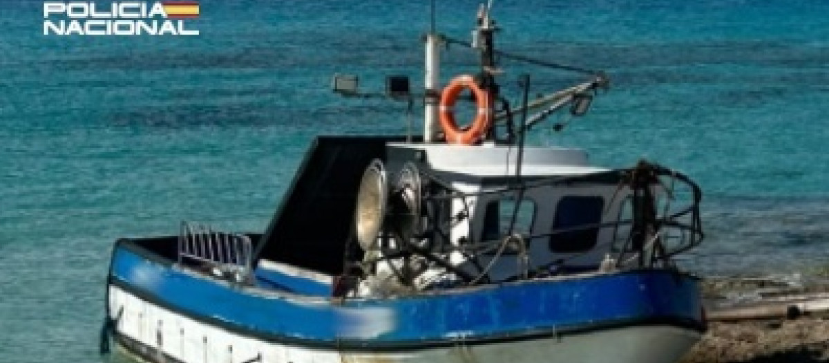Imagen del pesquero empleado como patera, encayado en la playa des Migjorn de Formentera.

REMITIDA / HANDOUT por POLICÍA NACIONAL
Fotografía remitida a medios de comunicación exclusivamente para ilustrar la noticia a la que hace referencia la imagen, y citando la procedencia de la imagen en la firma
25/9/2026