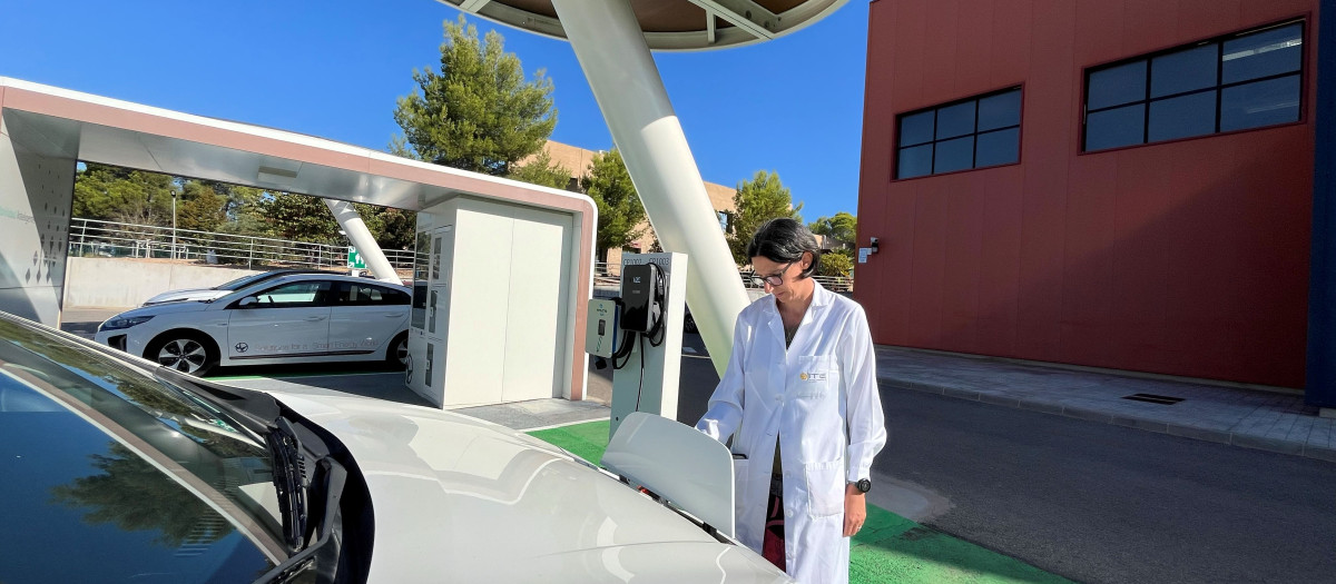Imagen de archivo de vehículo eléctrico en un punto de recarga