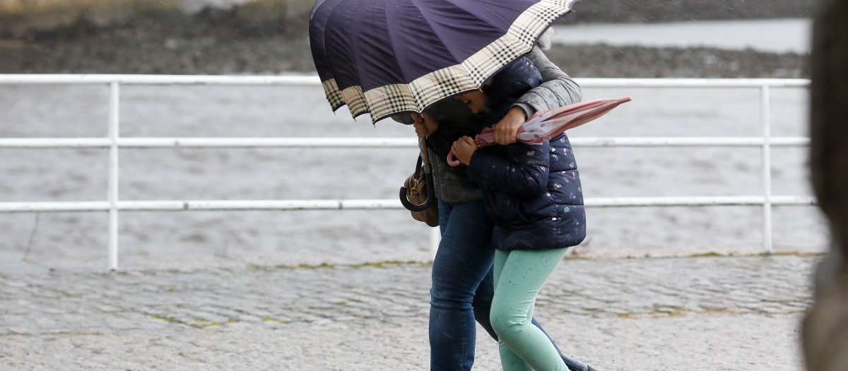 Viveiro, Lugo. Paso de un temporal de viento y lluvia por la costa gallega. La Xunta de Galicia ha decretado el nivel naranja en las costas de Pontevedra, Coruña y Lugo debido a las fuertes rachas de viento que azotarán la costa gallega