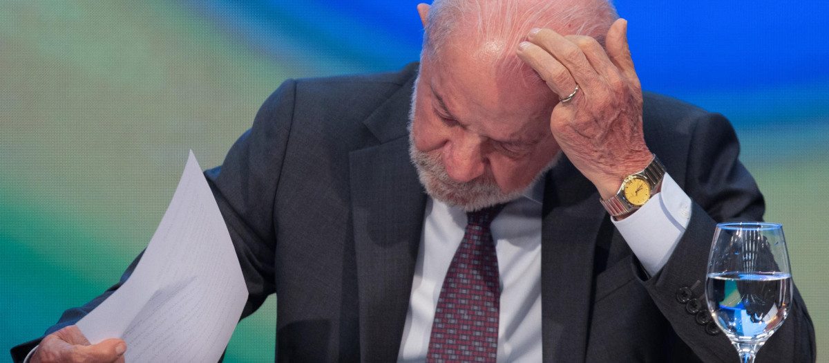 AME587. SAO PAULO (BRASIL), 25/09/2026.- El presidente de Brasil, Luiz Inácio Lula da Silva, observa el decreto que prohíbe las apuestas deportivas y los casinos en línea, a nueve días de las elecciones presidenciales y legislativas, este viernes en Sao Paulo (Brasil). EFE/ Isaac Fontana