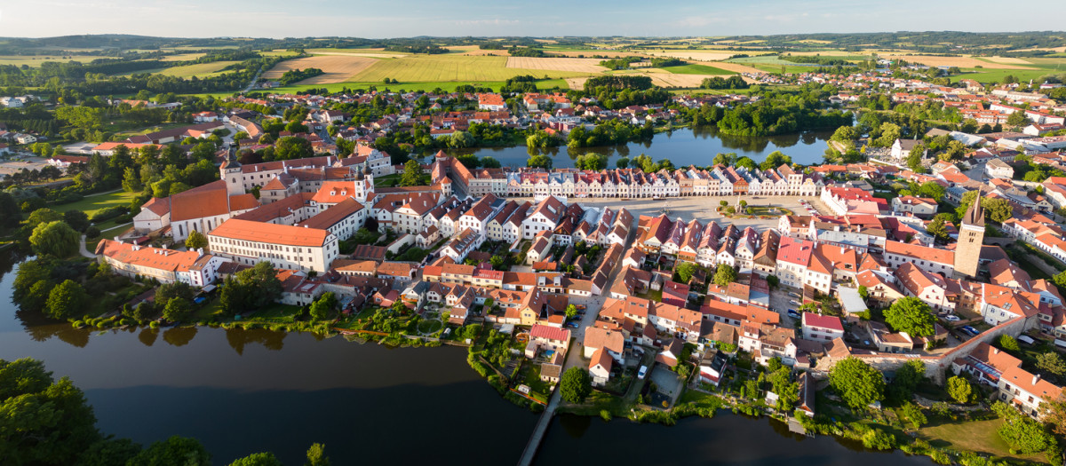 Vista aérea de la hermosa ciudad de Telc, en las Tierras Altas de Chequia