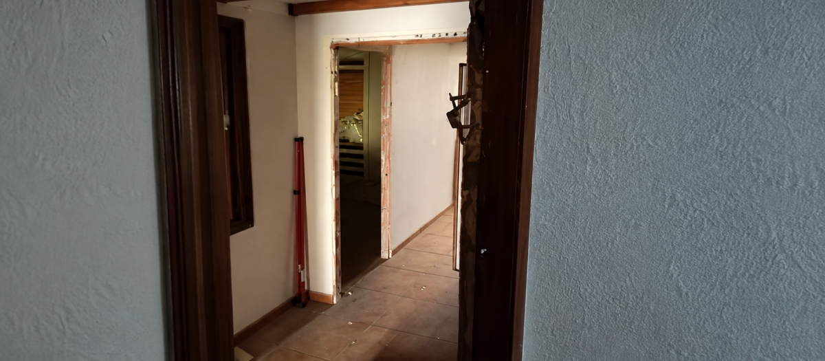Una puerta forzada por okupas en Mallorca