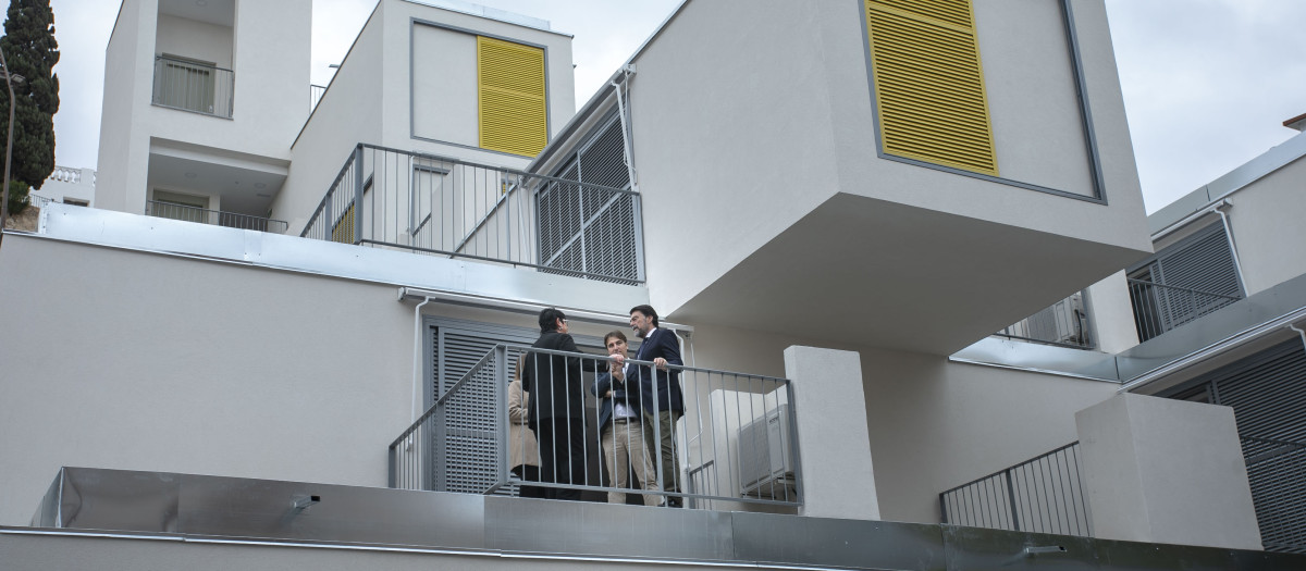 El alcalde de Alicante, Luis Barcala, visitando una vivienda municipal