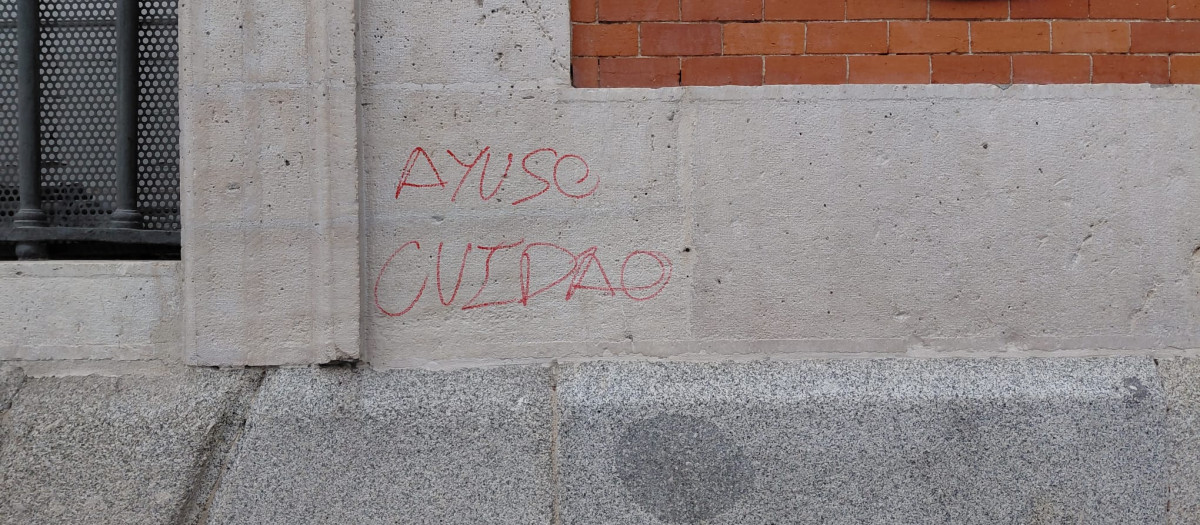 Amenazas a Isabel Díaz Ayuso en la fachada de la Real Casa de Correos