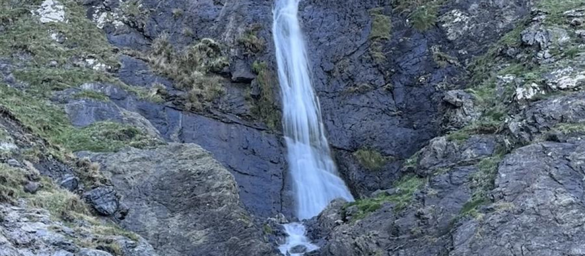 Esta es una de las cascadas más altas de Galicia y cae directamente sobre el océano